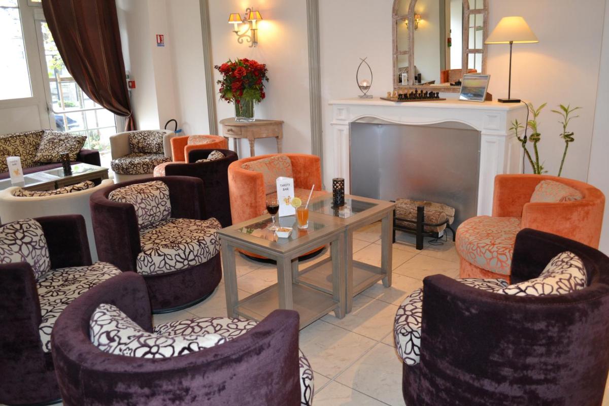 Coin salon dans l'établissement Almoria Hôtel & SPA