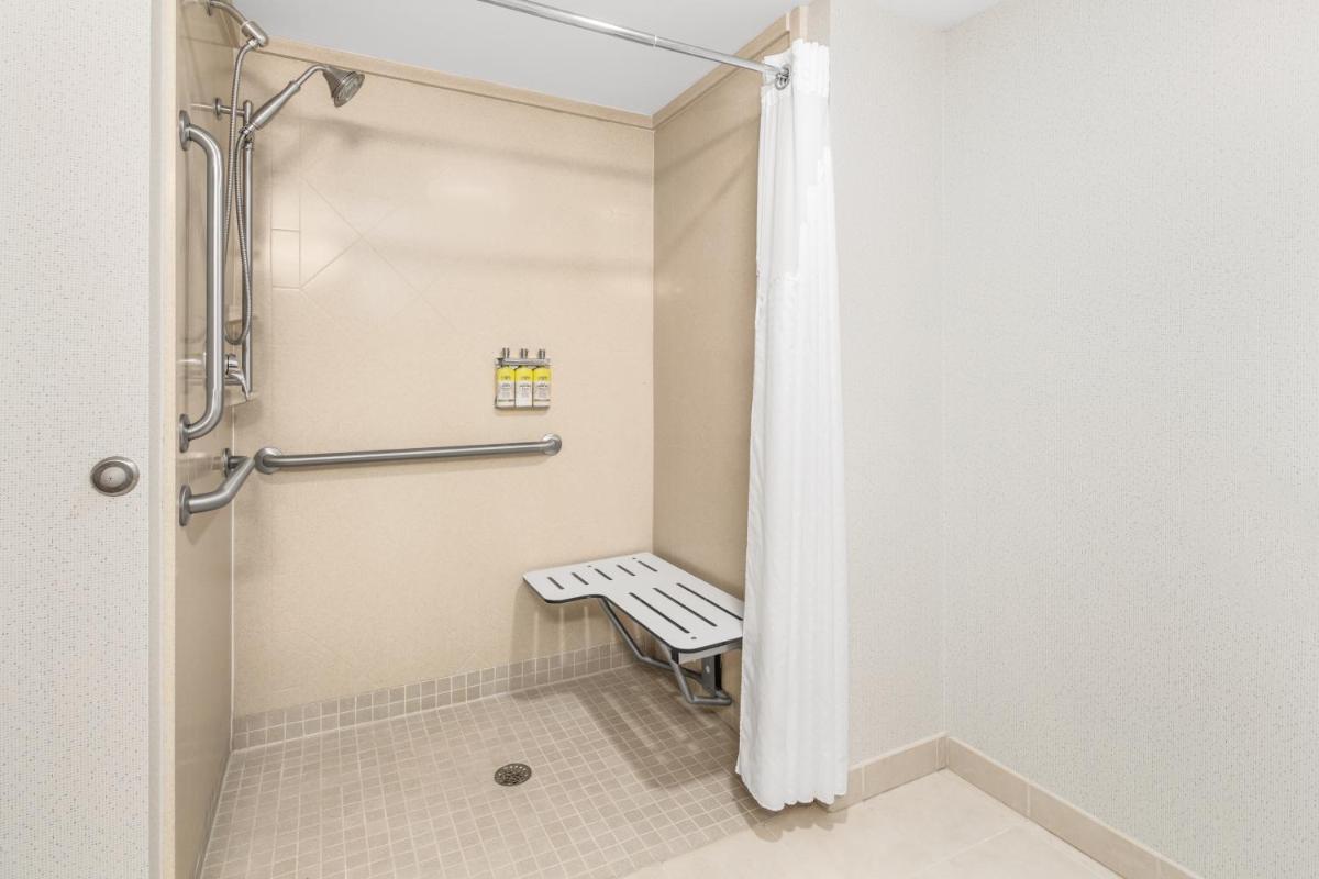 Holiday Inn Express & Suites Wilmington-Newark, an IHG Hotel - Housity