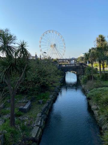 Modern central flat with balcony & Free Parking on-site - Housity