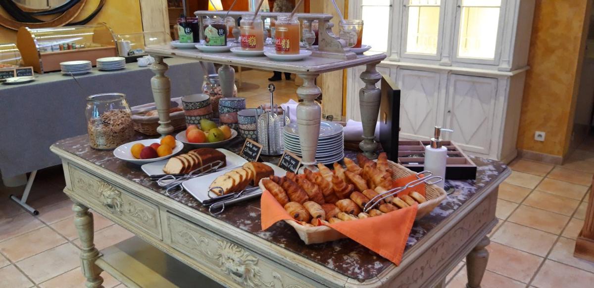 - un buffet de plats sur une table dans une cuisine dans l'établissement Les Sables d'Ocre & SPA, à Roussillon