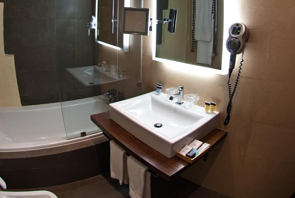 Un baño de Hotel Convento Aracena & SPA