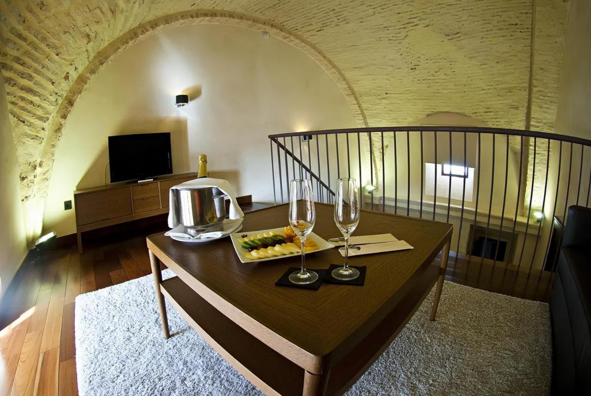 Una televisión o centro de entretenimiento en Hotel Convento Aracena & SPA
