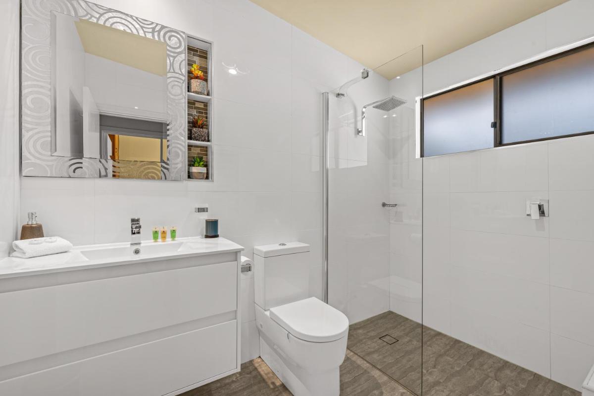 Footprints in the Sand, Silver Sands Beach House - Housity