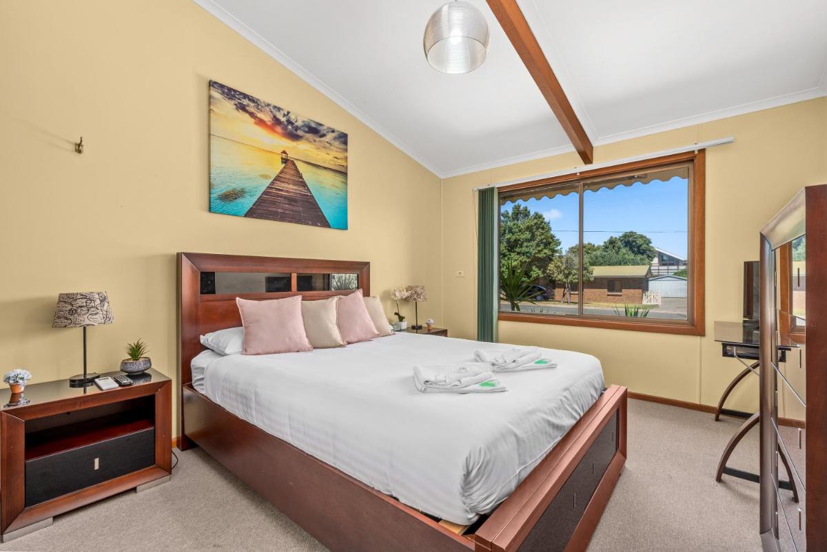 Footprints in the Sand, Silver Sands Beach House - Housity