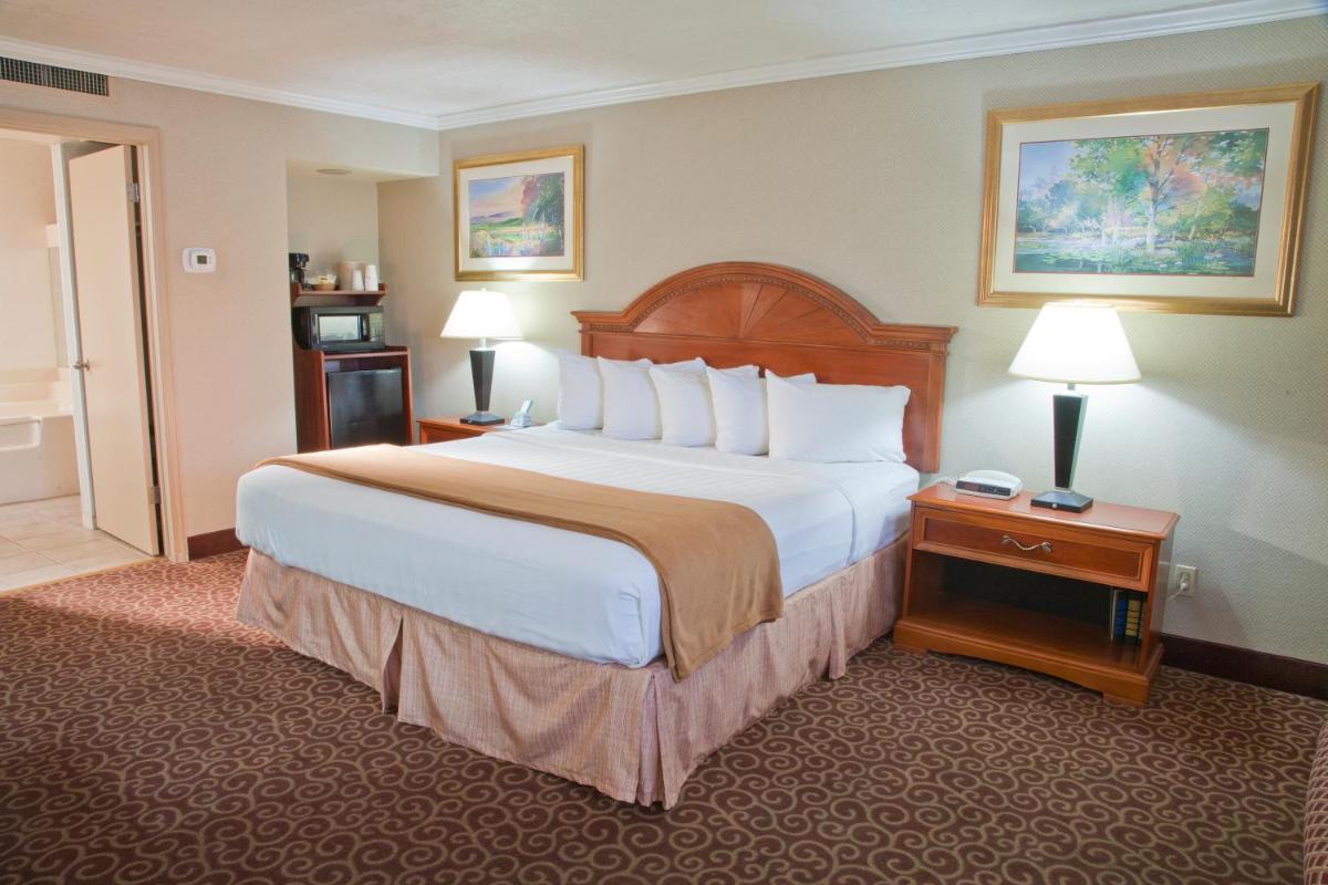 Red Arrow Inn & Suites - Housity