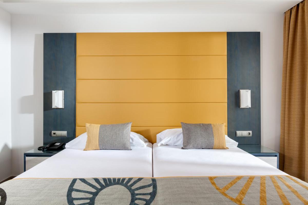 Cama o camas de una habitación en Hotel Riu Chiclana - All Inclusive
