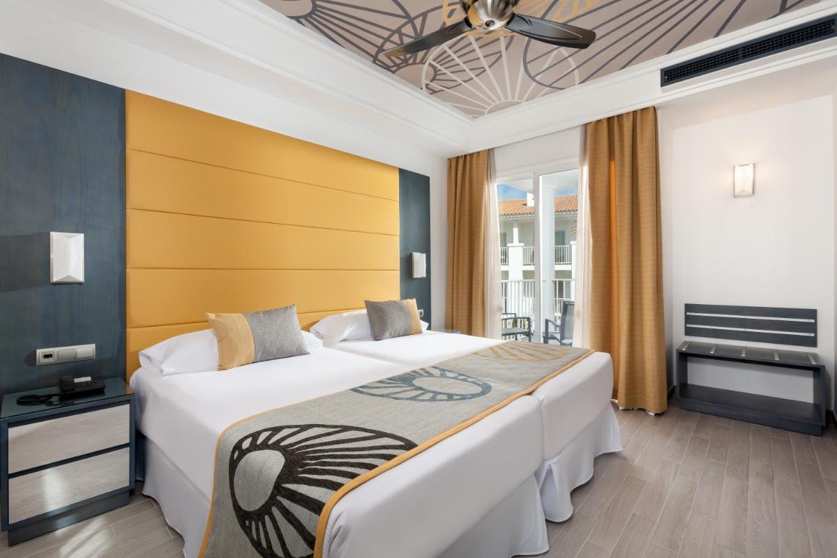 Cama o camas de una habitación en Hotel Riu Chiclana - All Inclusive