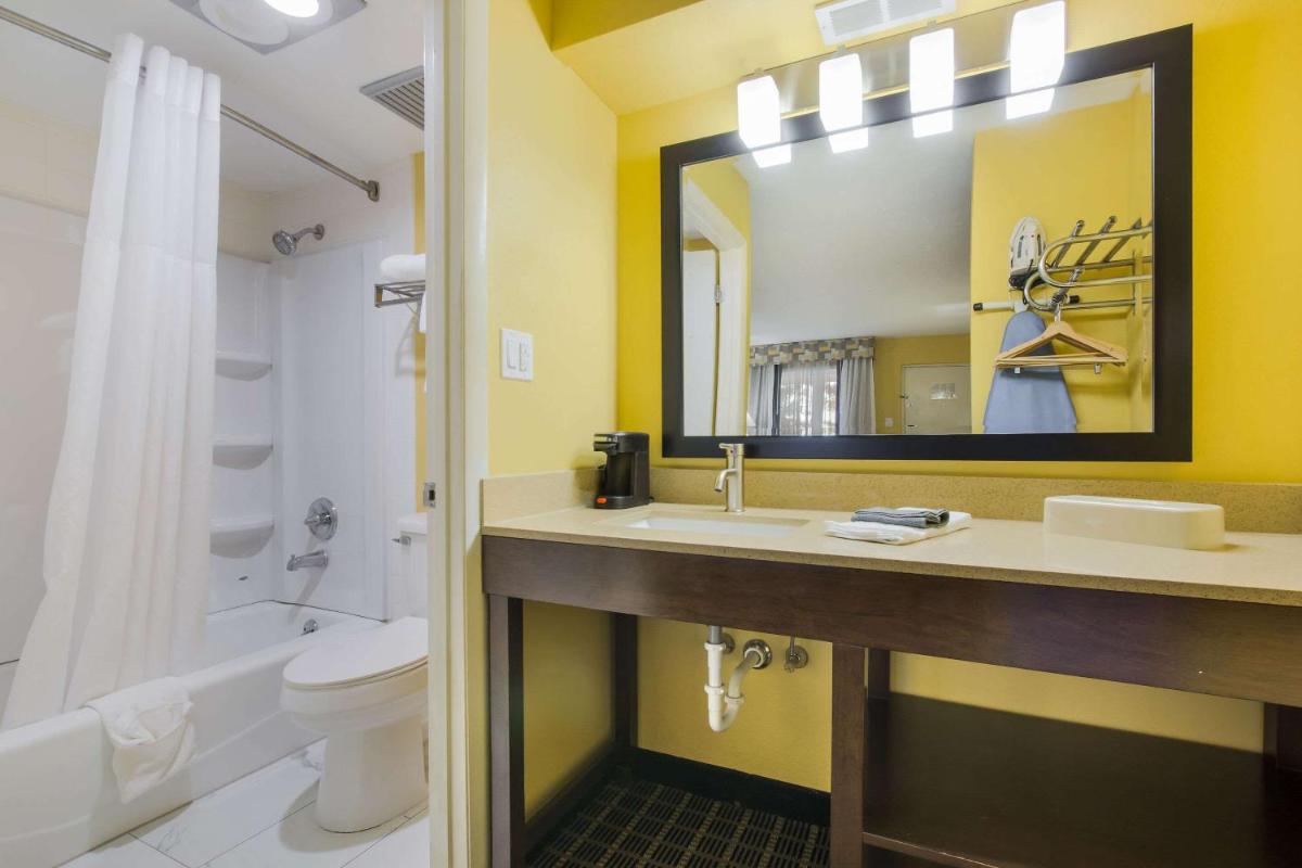 Quality Inn London North - Housity