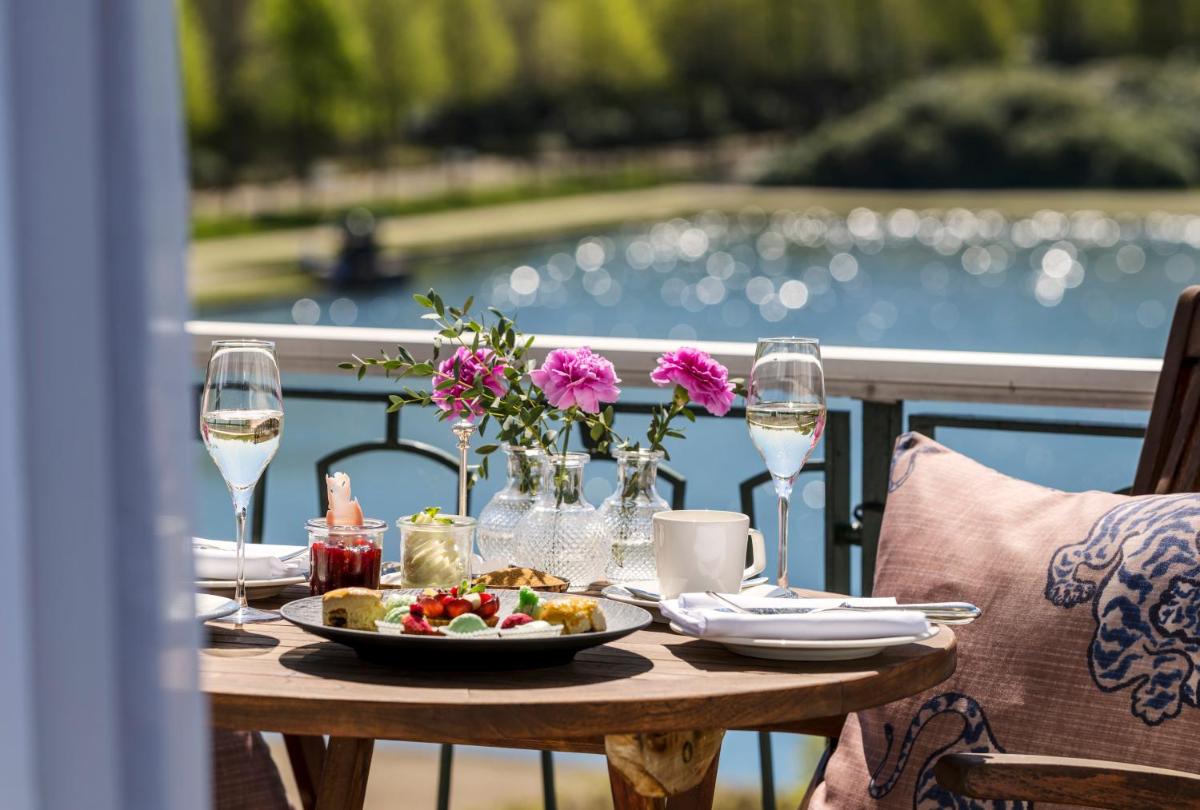 Blick auf einen Fluss in der Nähe des Hotels