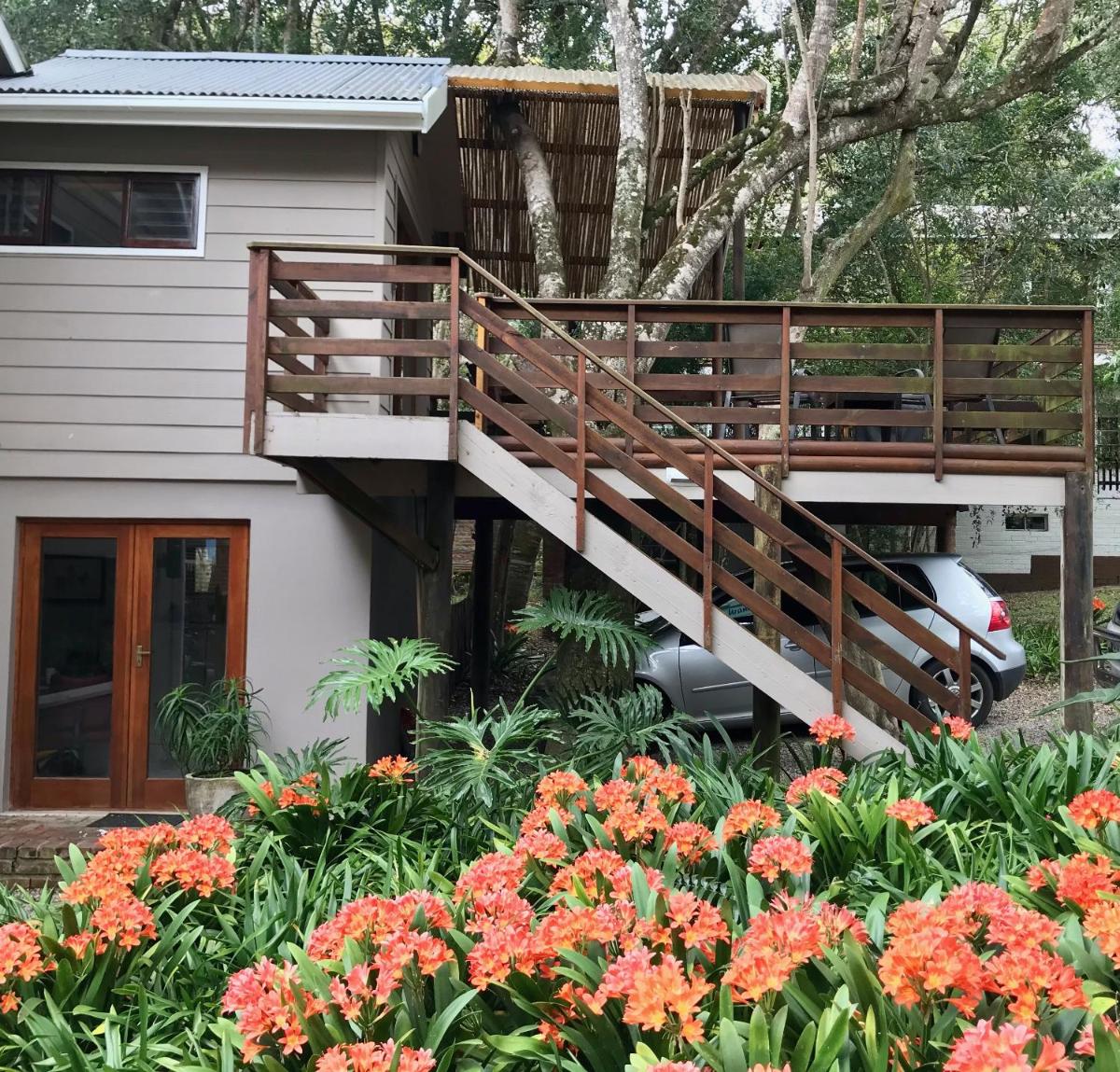 Tree-house for two In Natures Valley - Housity