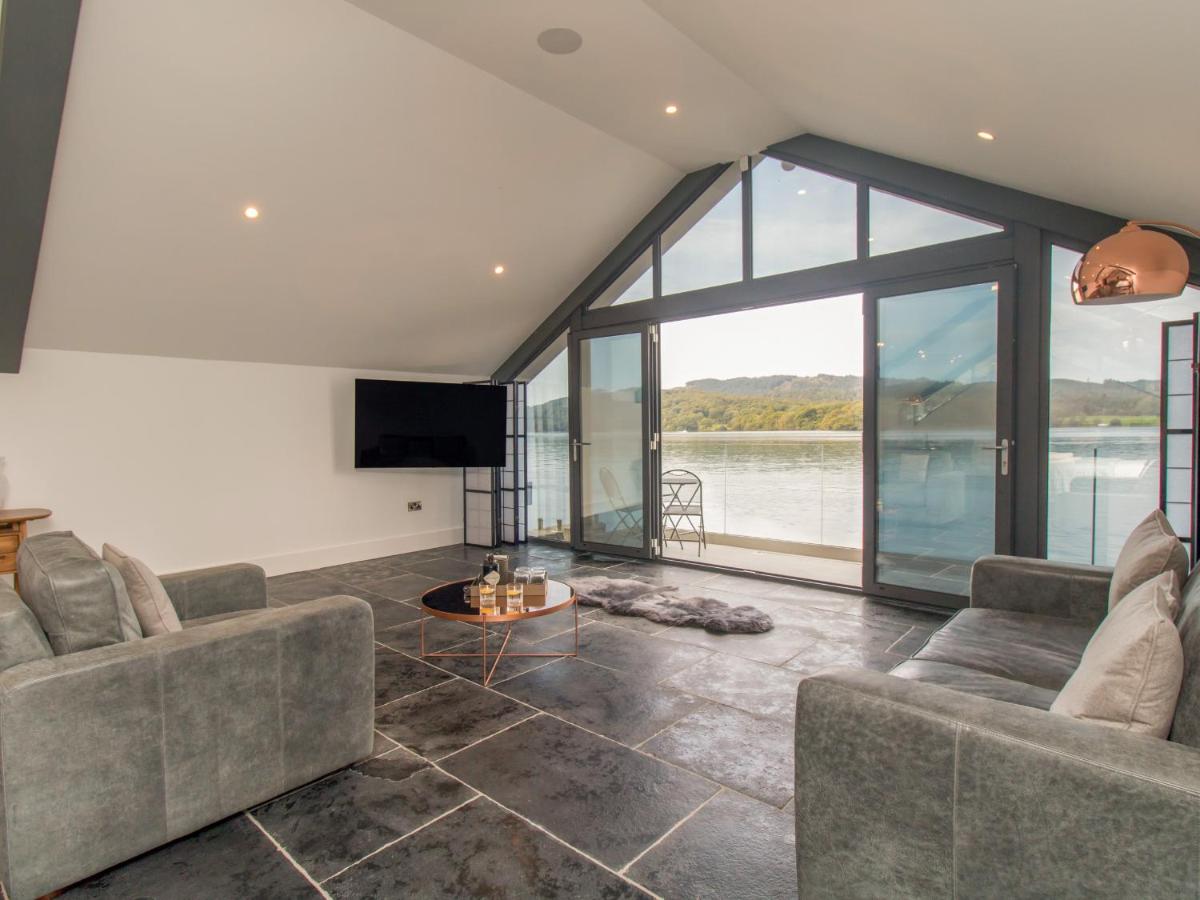 Boathouse on the Lake - Housity