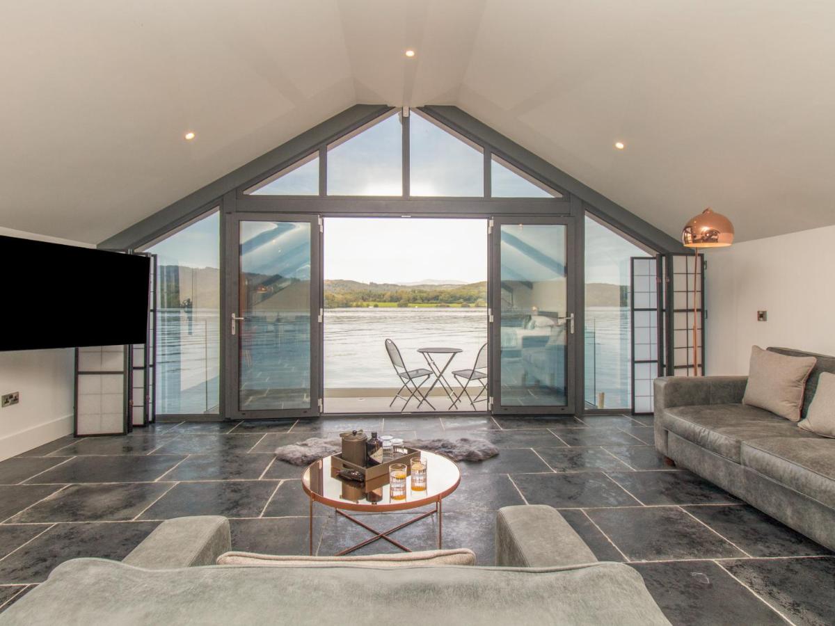 Boathouse on the Lake - Housity