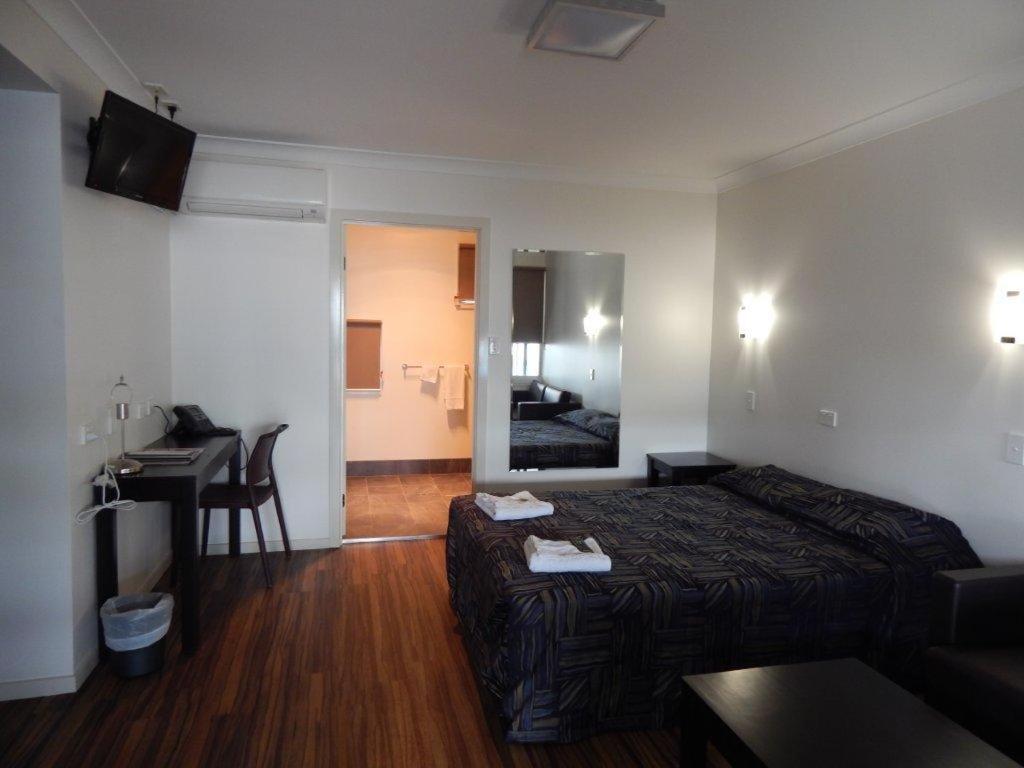 Blackwater Hotel Motel - Housity