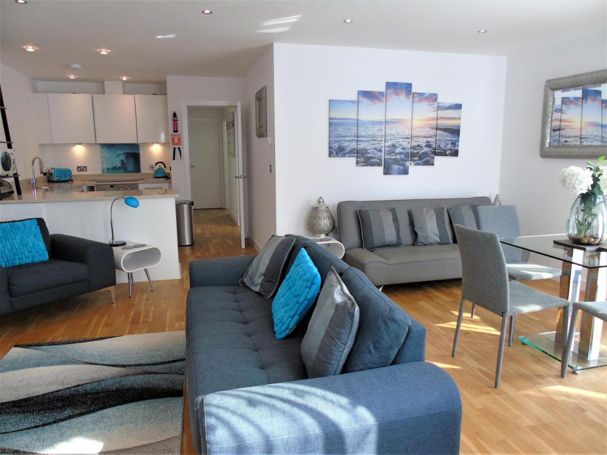 Seaview, Luxury apartment, 2 min walk to Porth Beach - Hizvo