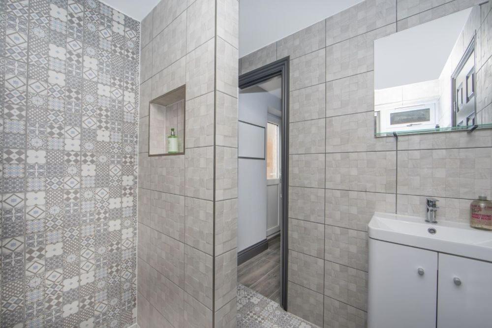 Centrally located 5 bedroom house for contractors, families and business travellers Ashford - Housity