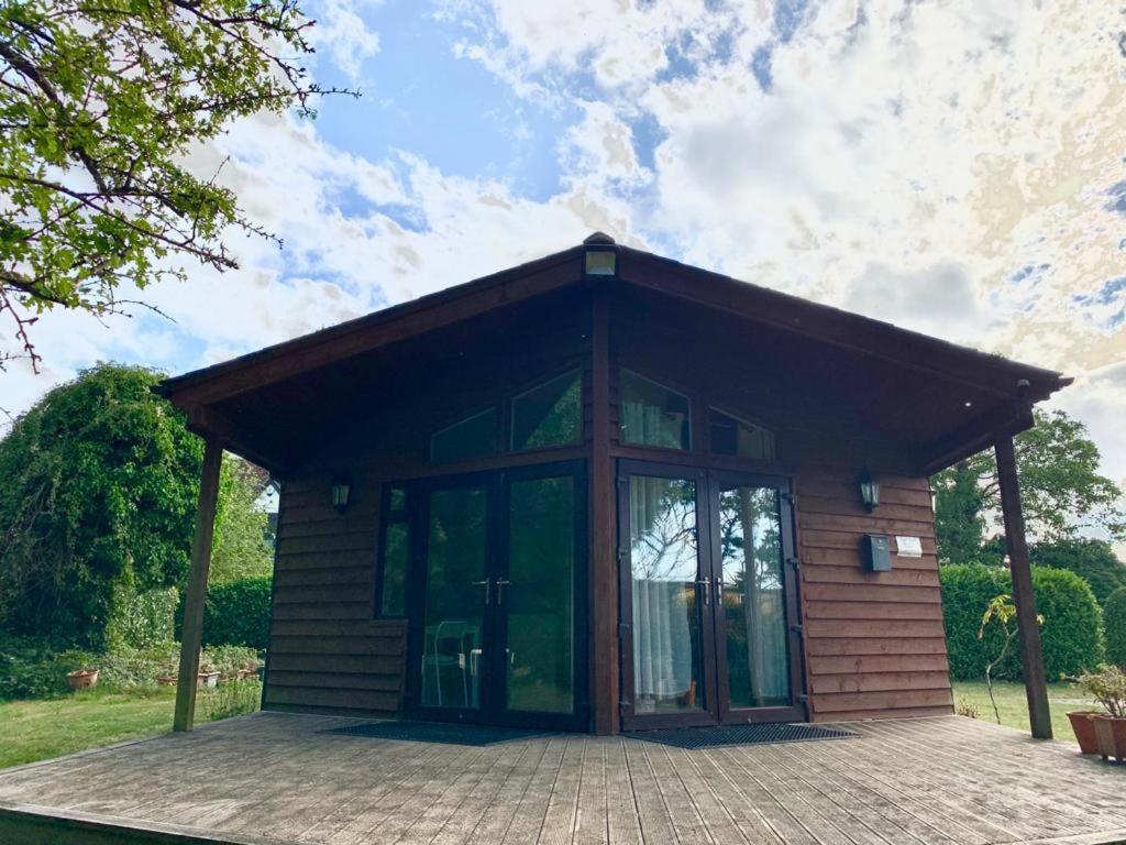 The Reading whole chalet with lake and two acre gardens - Housity