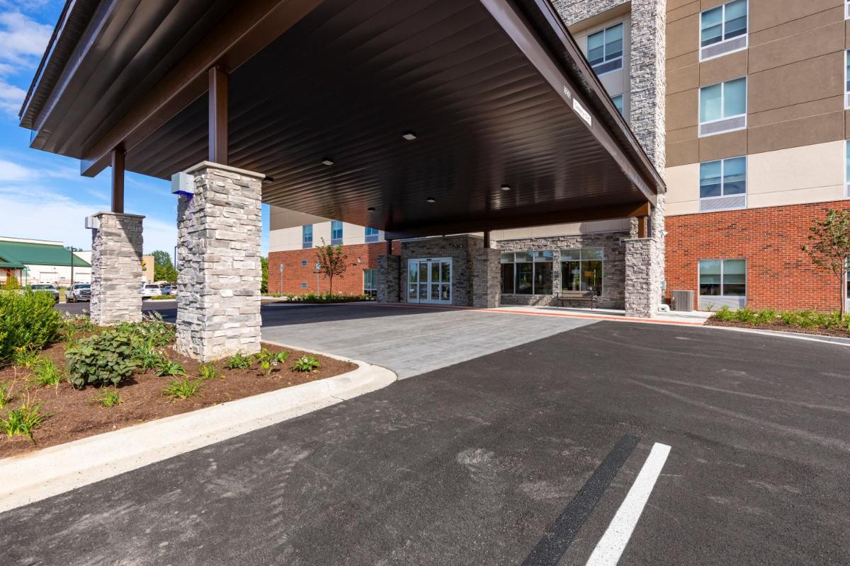 Holiday Inn Express & Suites Chicago - Hoffman Estates by IHG - Housity