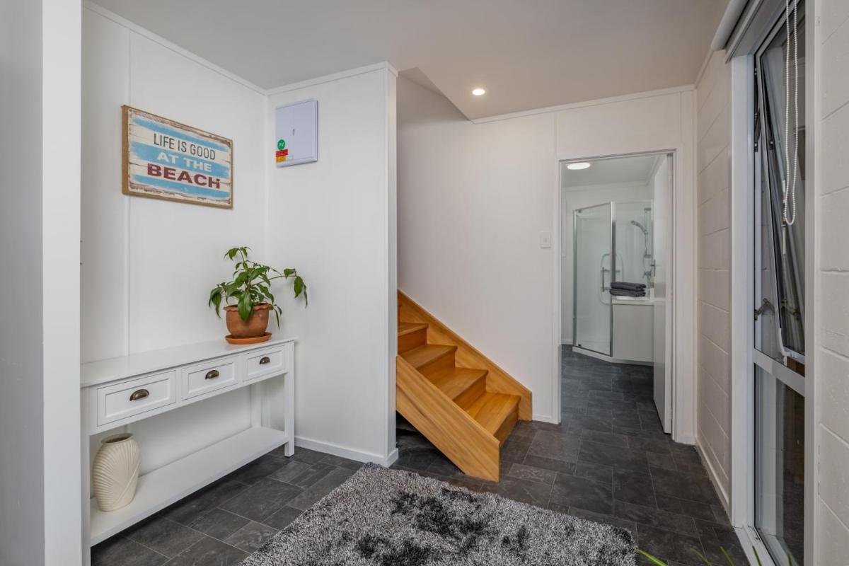 Suitetrails - Waterfront Beach House - Paihia Holiday Home