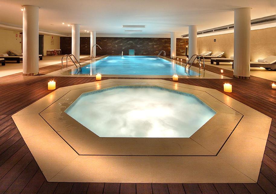 una gran piscina en medio de un edificio en Hotel Cándido, en Segovia