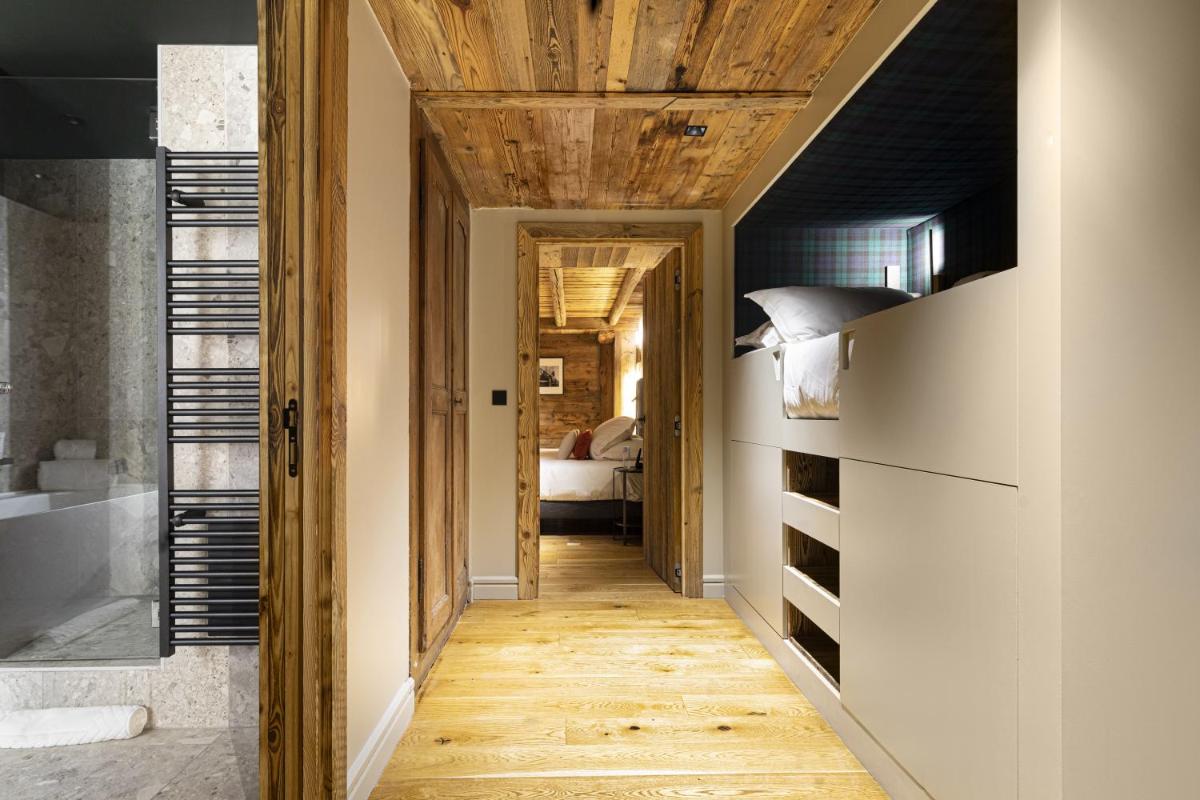 - un couloir menant à une chambre dotée d'un plafond en bois dans l'établissement Hotel Le Chabichou, à Courchevel