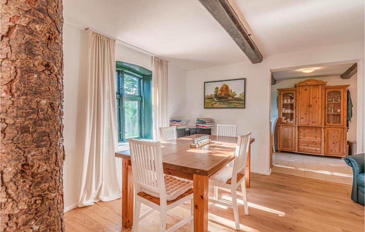 Gorgeous Home In Süderheistedt - Housity
