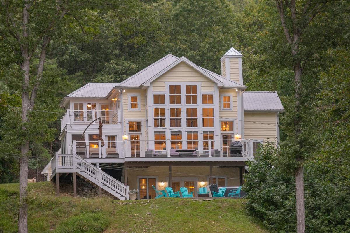 Modern Farmhouse Style Chalet with amazing Kentucky Lake views - Dock, Hottub and Firepit! - Housity