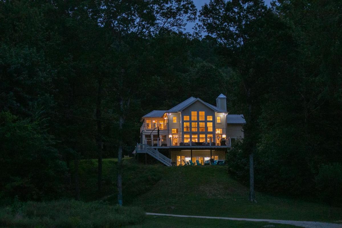 Modern Farmhouse Style Chalet with amazing Kentucky Lake views - Dock, Hottub and Firepit! - Housity