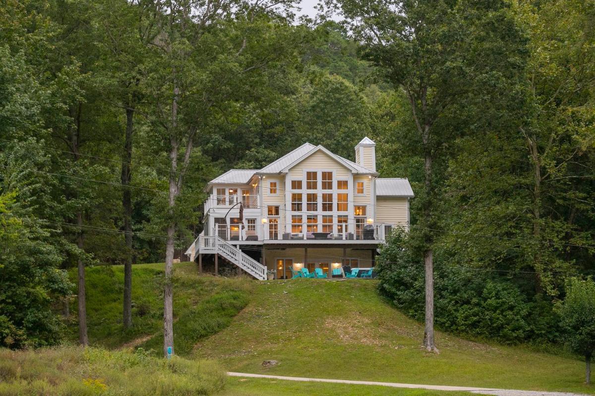 Modern Farmhouse Style Chalet with amazing Kentucky Lake views - Dock, Hottub and Firepit! - Housity