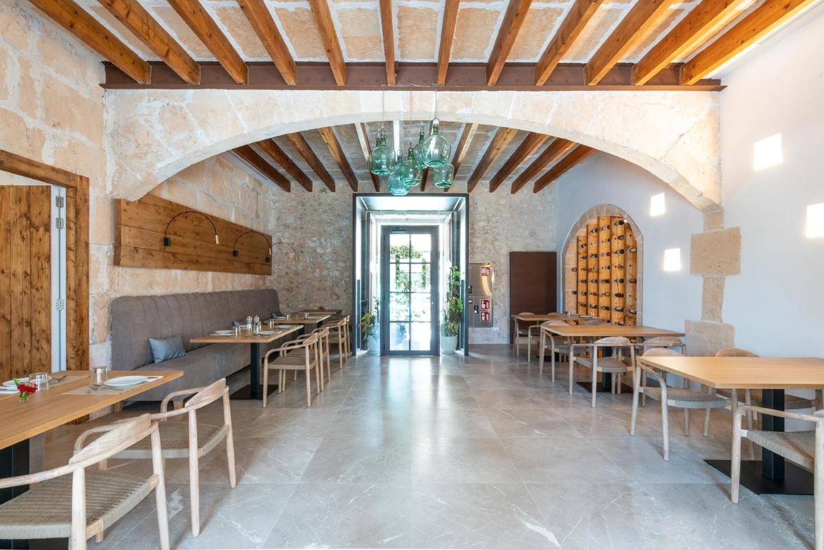 Un restaurante o sitio para comer en Ynaira hotel & Spa