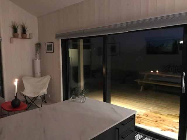 Hytte med sjøutsikt og 20 min fra dyreparken - Housity
