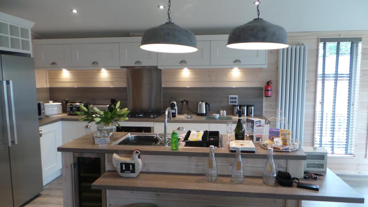 7 The Oaks - Housity