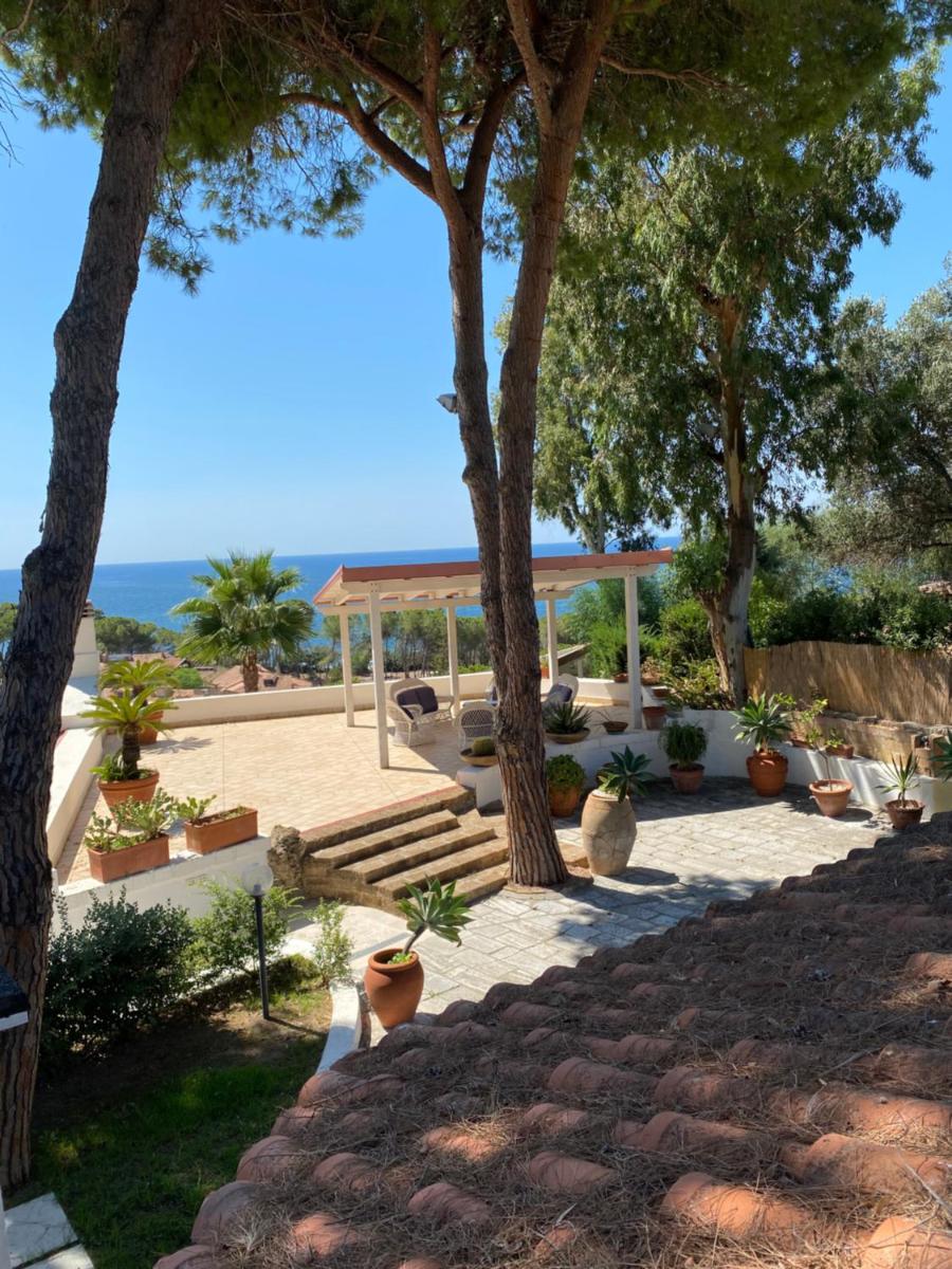Charming Villas and Suites with Pool and Garden - Praialonga - Housity