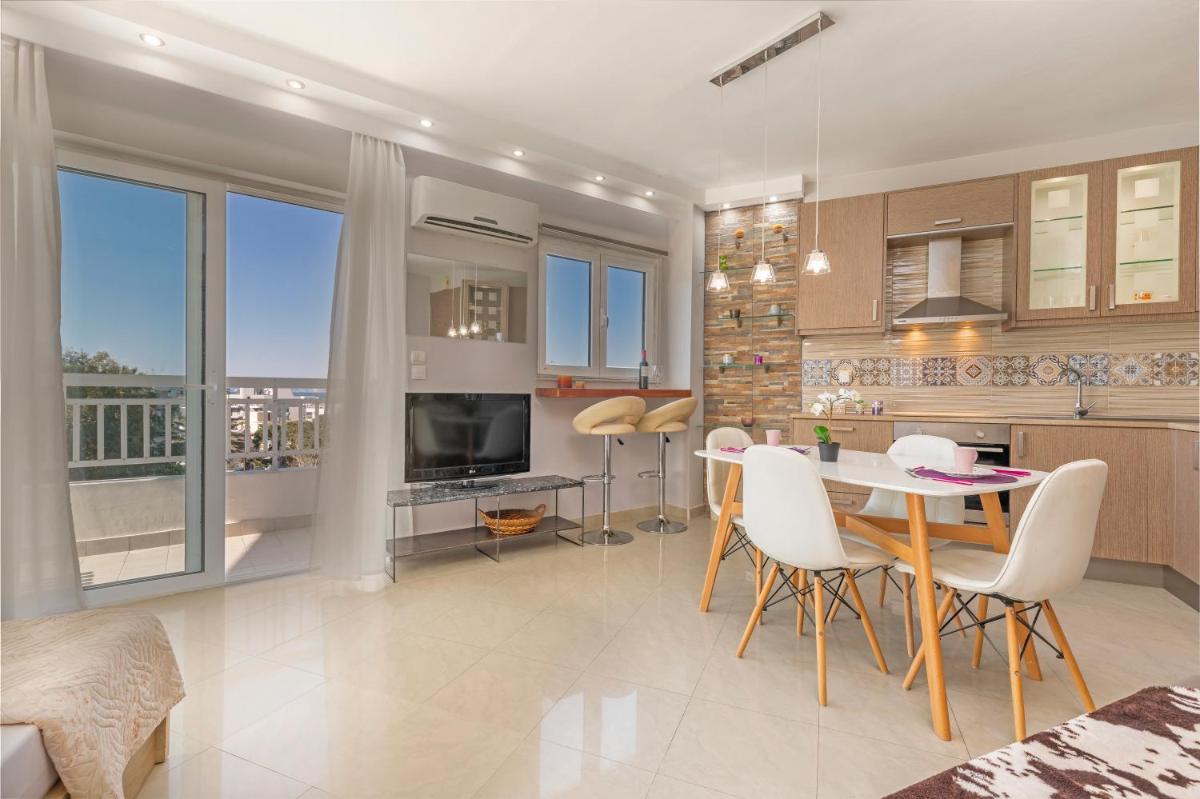 4. Sea view luxury suite for 4 in Rhodes centre! - Housity