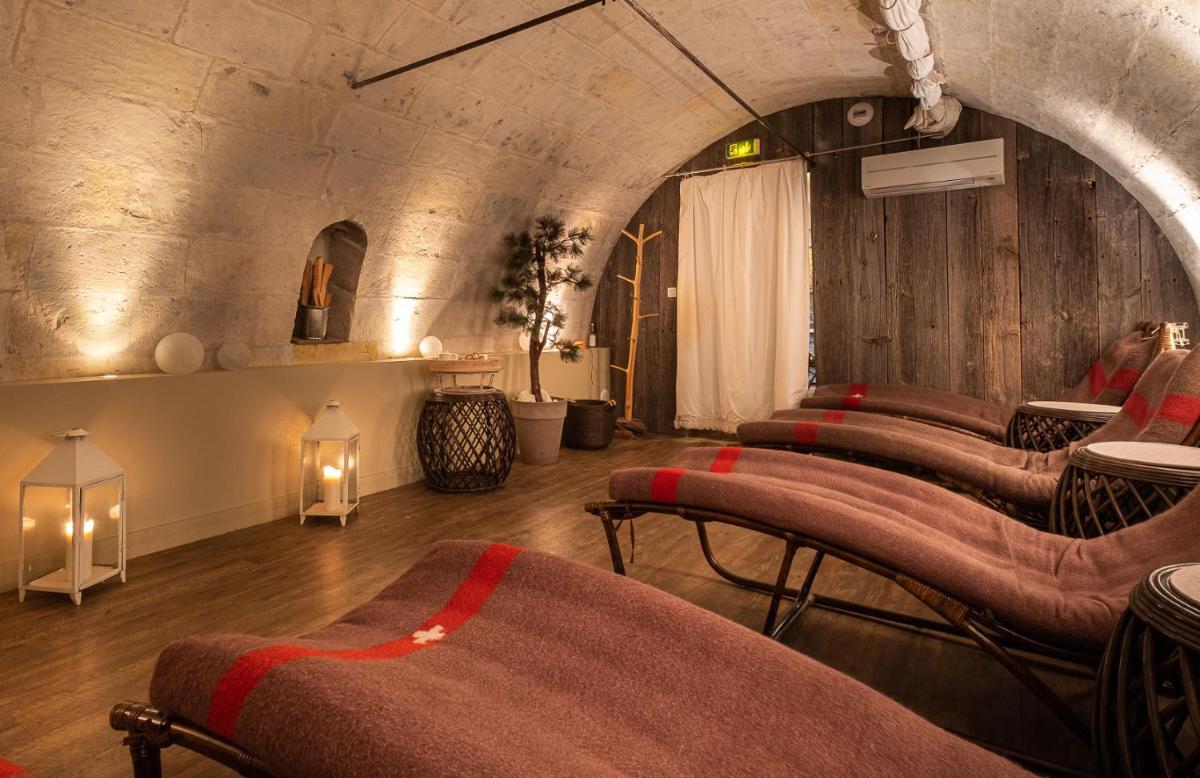 une rangée de chaises dans une pièce avec un tunnel dans l'établissement La Marine de Loire Hôtel & Spa, à Montsoreau