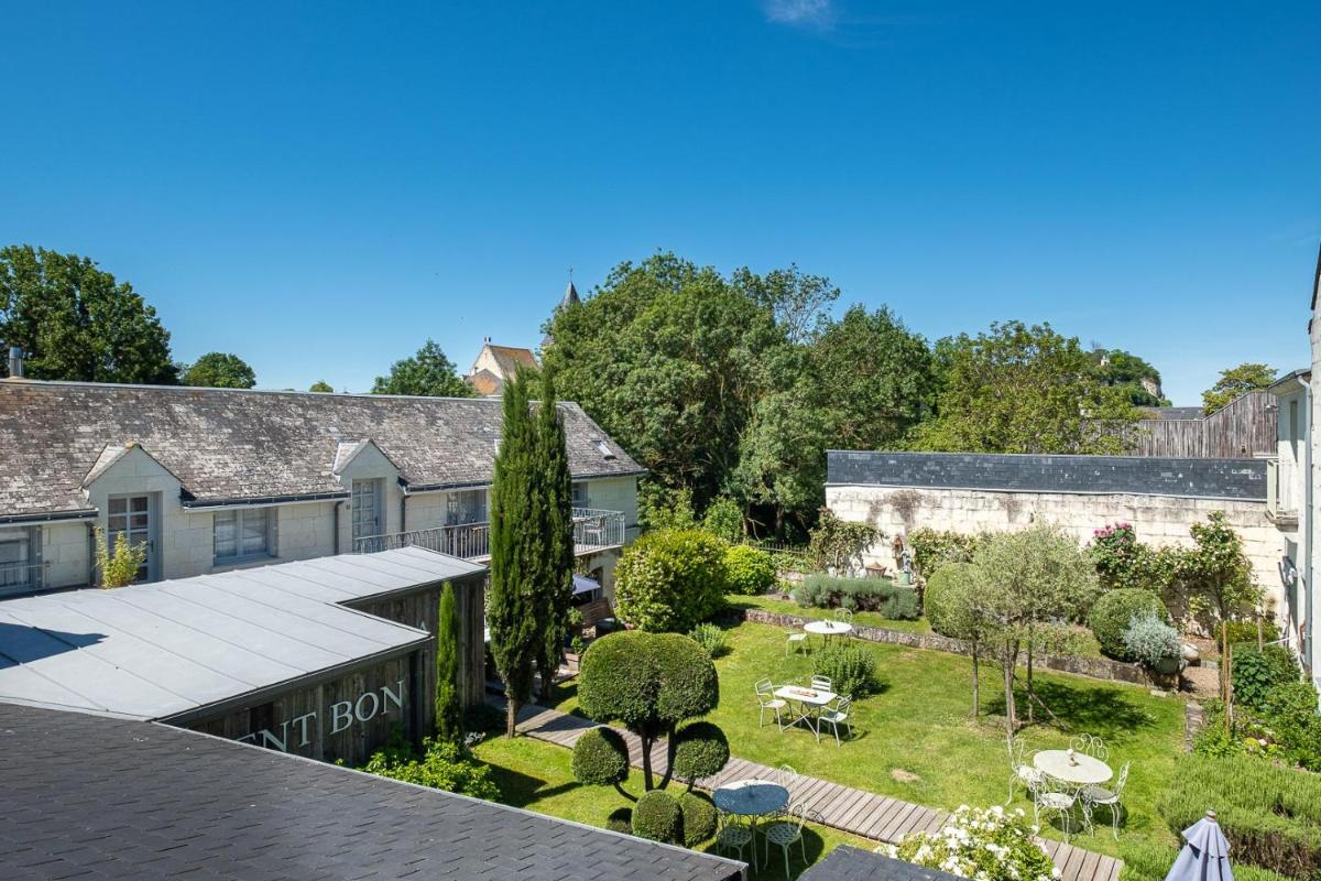 une vue aérienne du jardin d'une maison dans l'établissement La Marine de Loire Hôtel & Spa, à Montsoreau