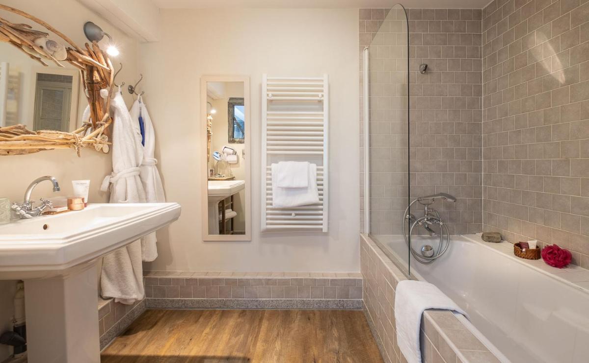 Salle de bains dans l'établissement La Marine de Loire Hôtel & Spa