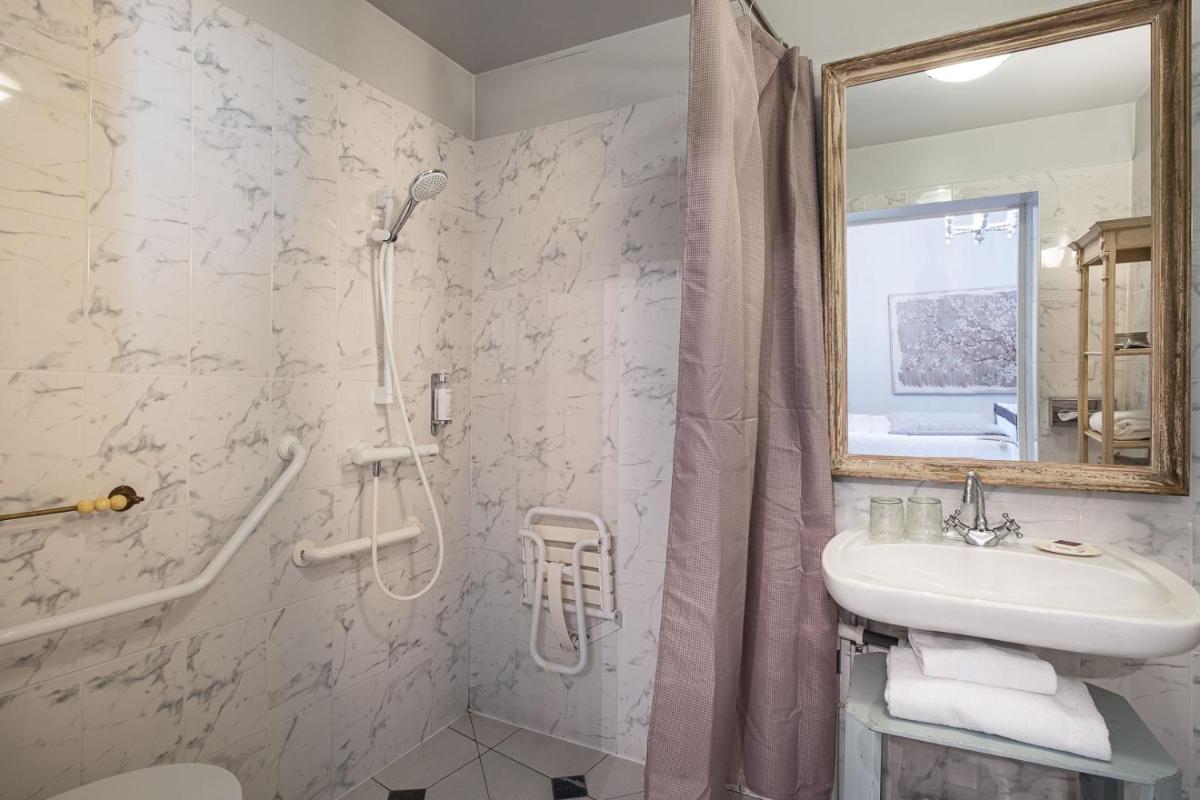 Salle de bains dans l'établissement La Marine de Loire Hôtel & Spa