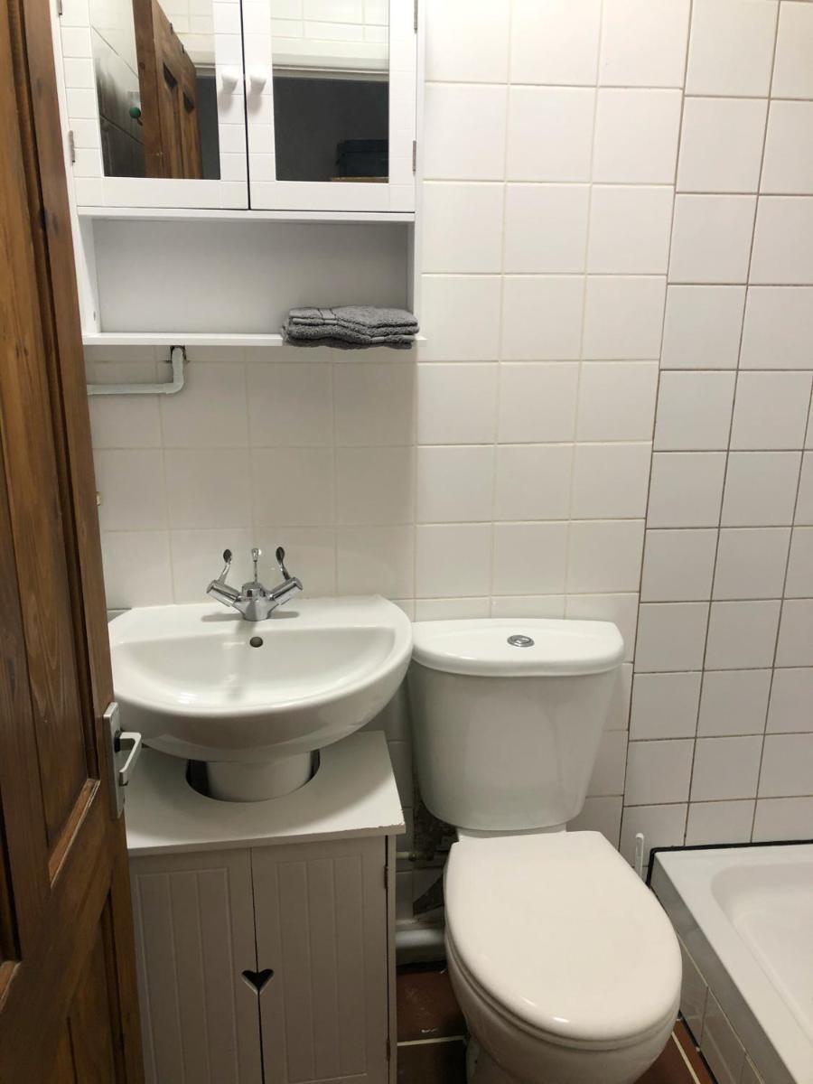 Double Room with Private Bathroom in a 2-bedrooms house - Housity
