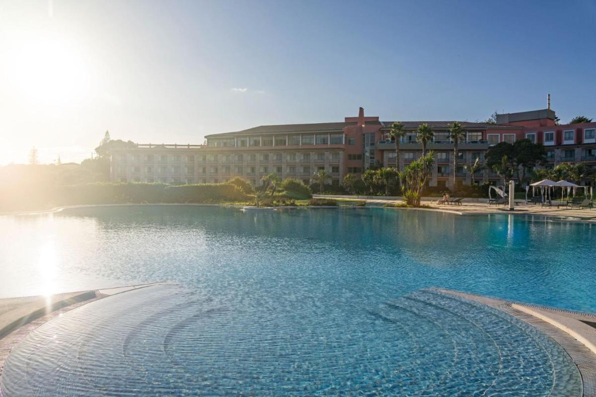 uma grande piscina de água em frente a um edifício em Terceira Mar Hotel em Angra do Heroísmo