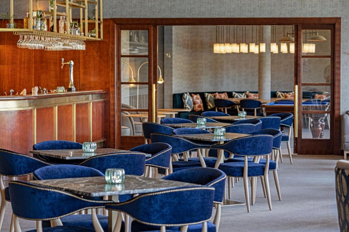 Um restaurante ou outro lugar para comer em Terceira Mar Hotel