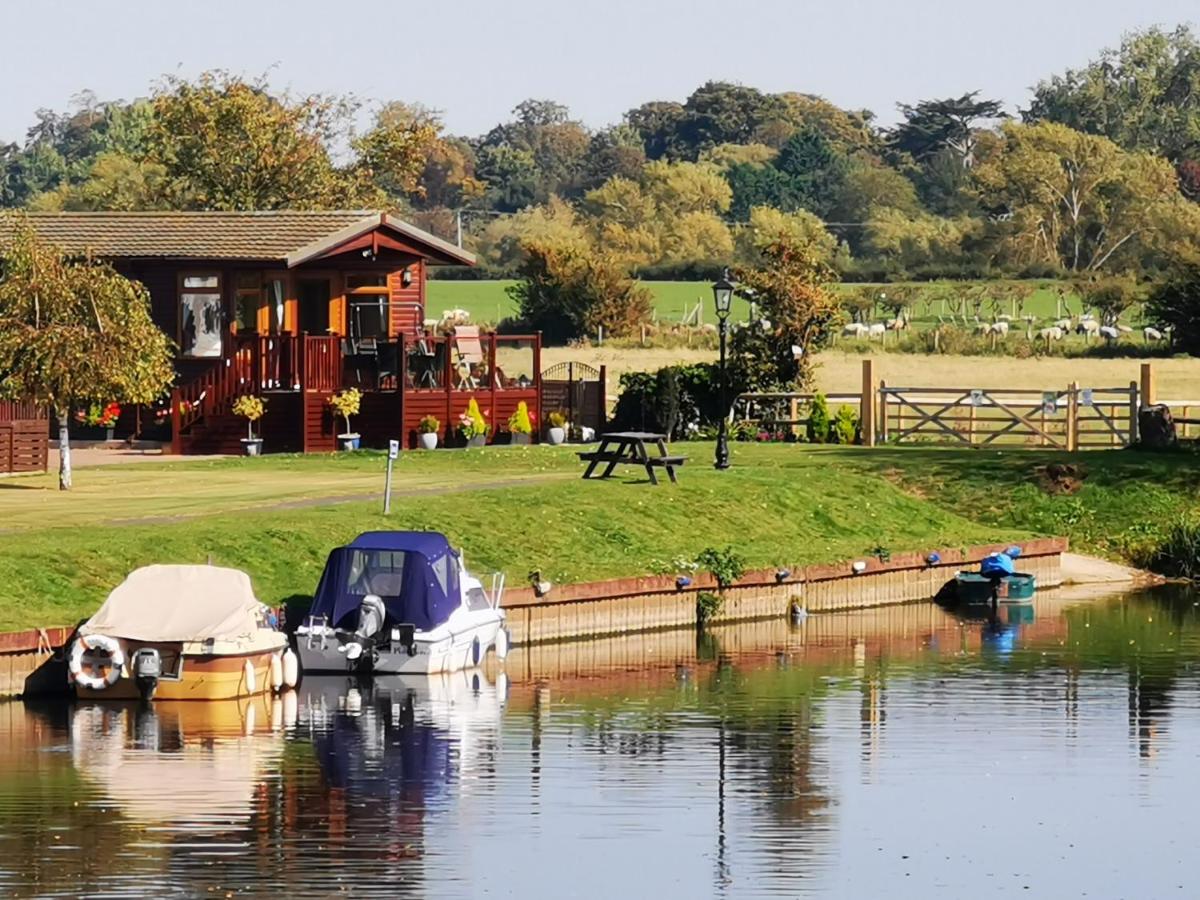 Bend in the River Lodge - Housity