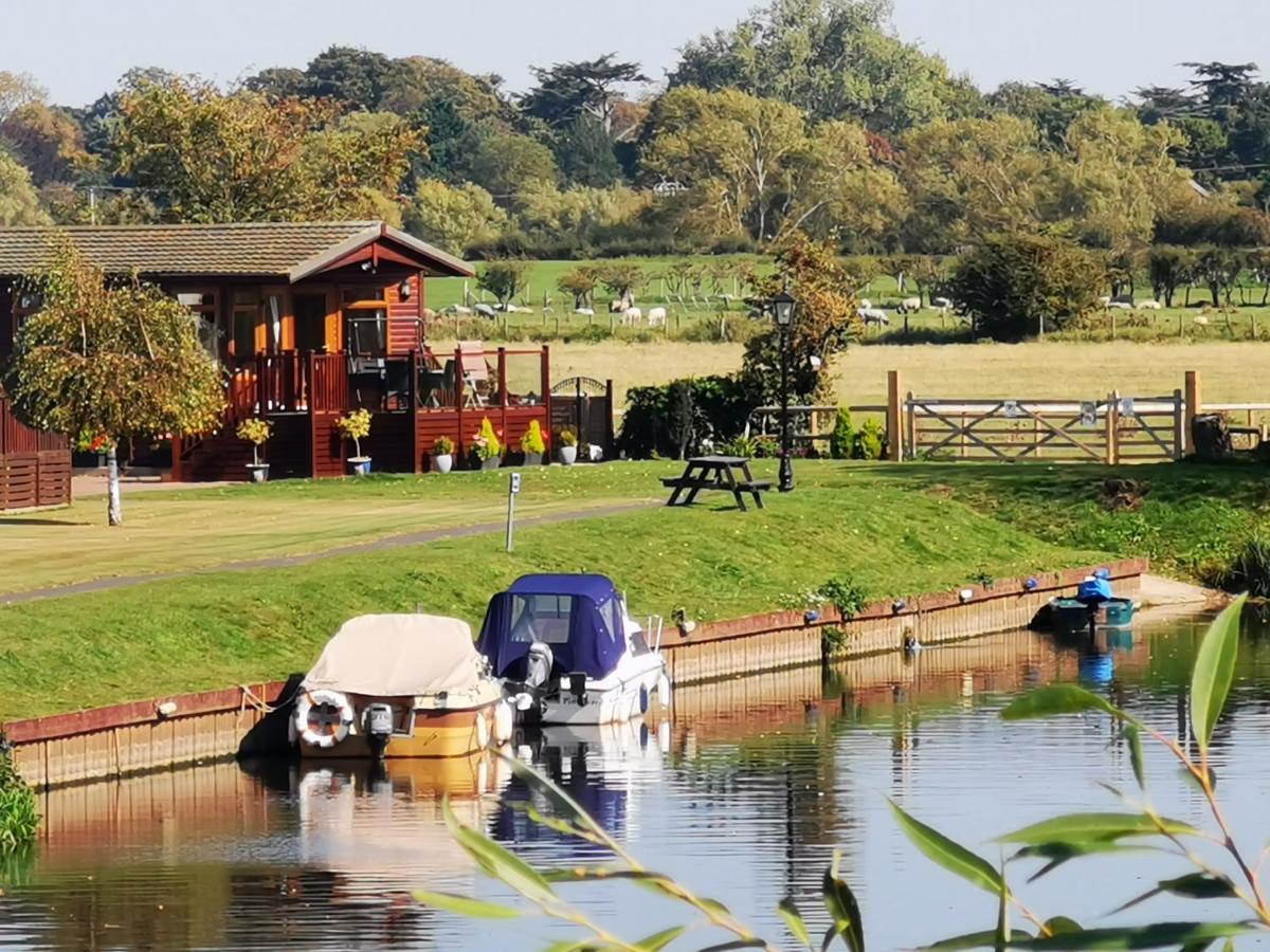 Bend in the River Lodge - Housity