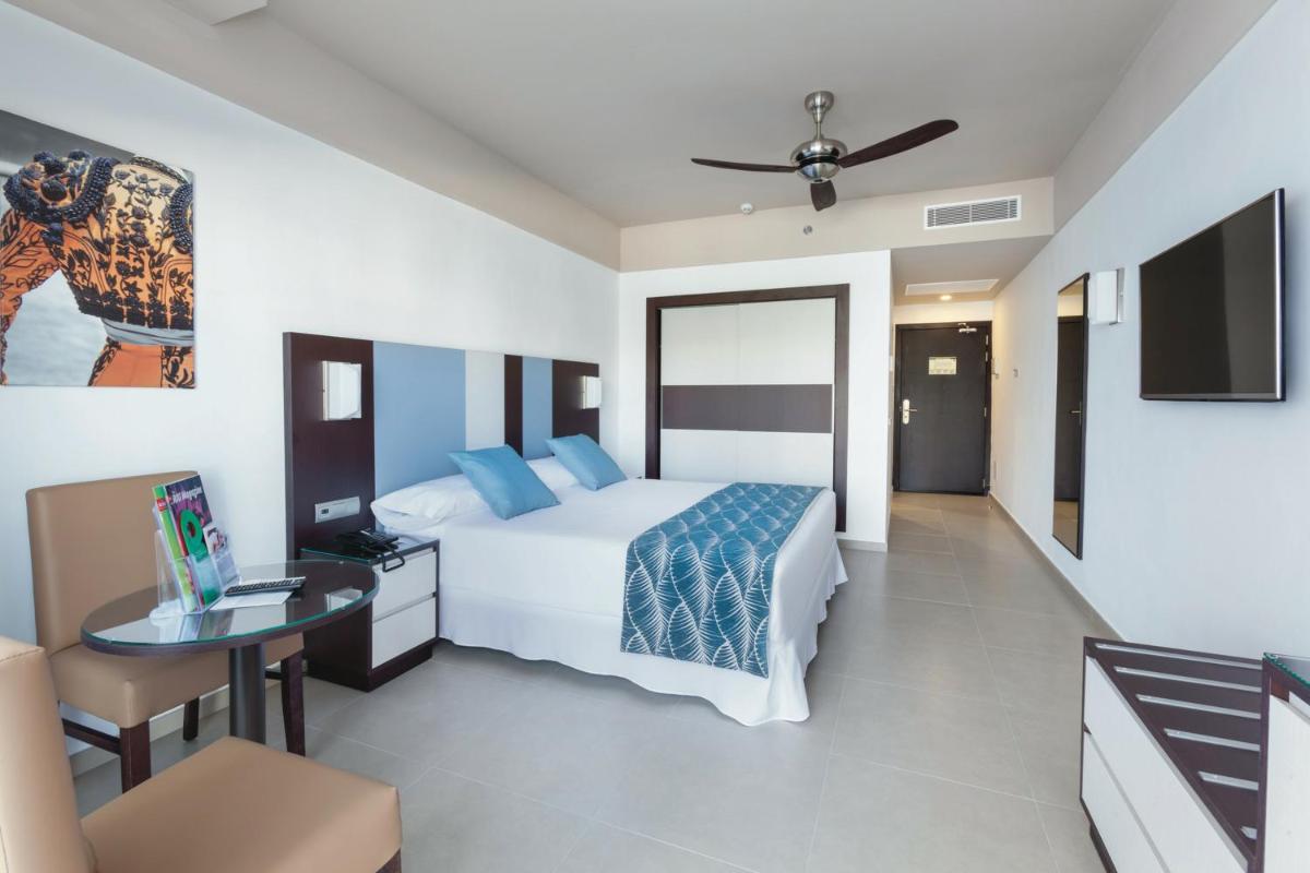 Cama o camas de una habitación en Hotel Riu Costa del Sol - All Inclusive