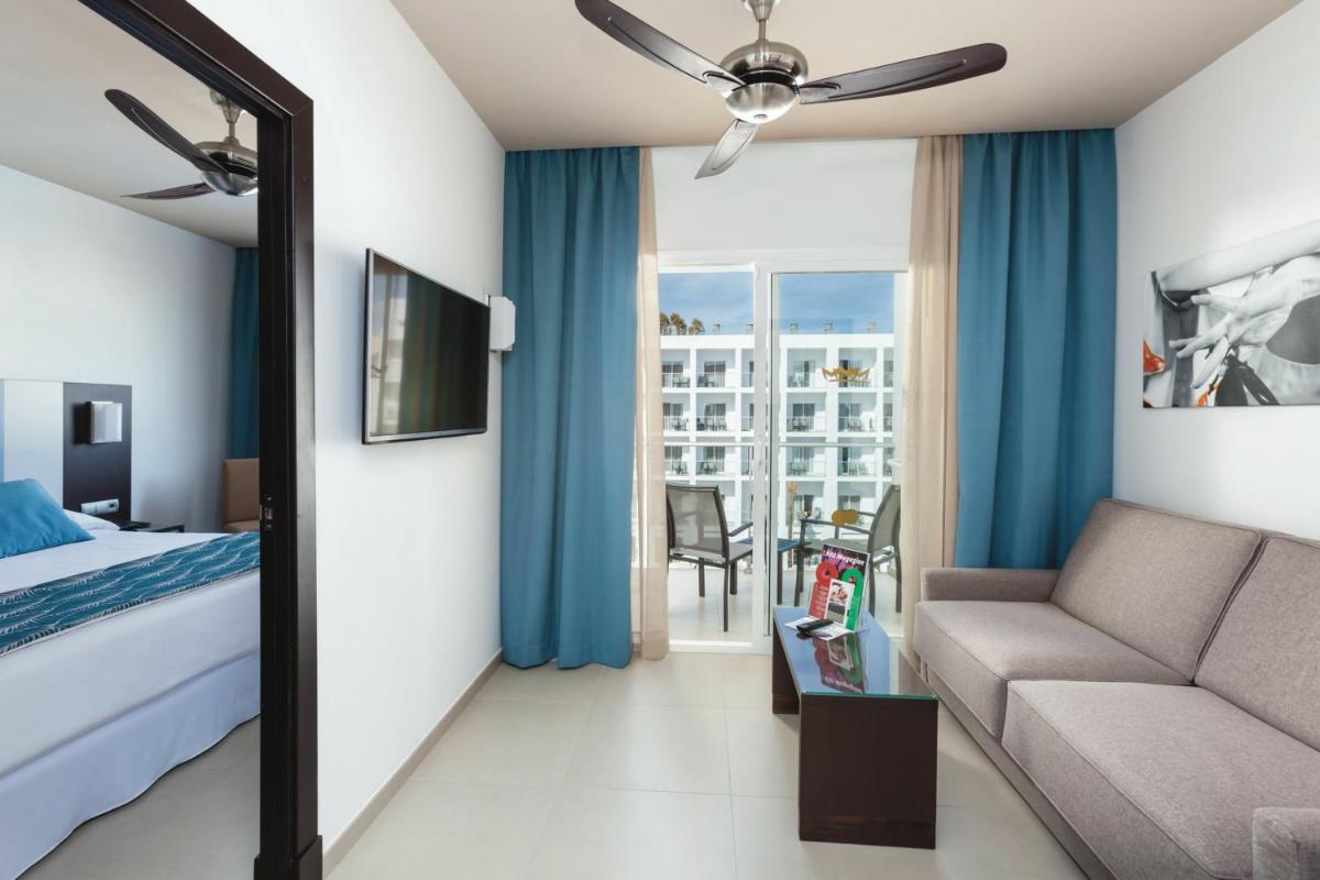 Una televisión o centro de entretenimiento en Hotel Riu Costa del Sol - All Inclusive