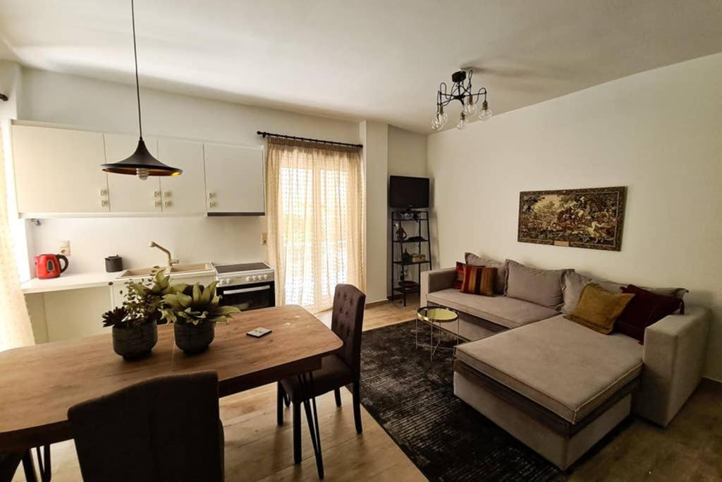 Modern Apt In the Heart Of Glyfada - Literally!! - Housity