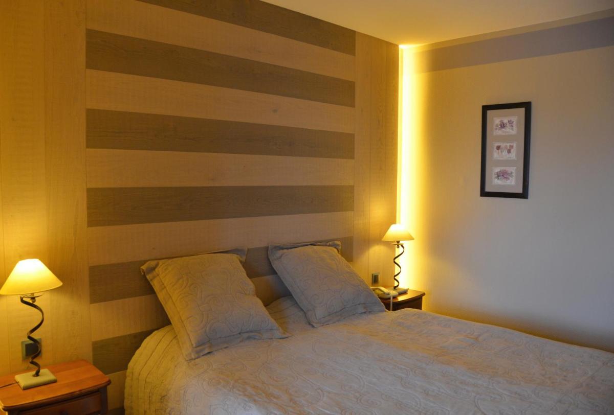 une chambre avec un grand lit avec deux lampes dans l'établissement Résidence des Châteaux, à Ottrott 35 autres photos