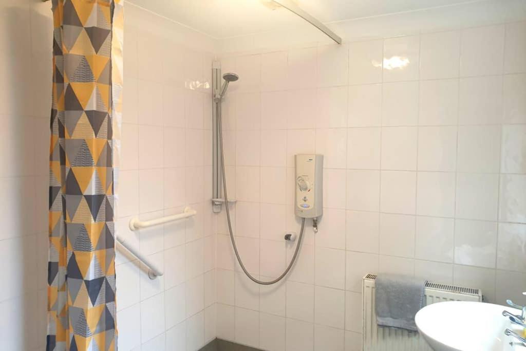 Self Contained 4 Bed House with Off Street Parking - Housity