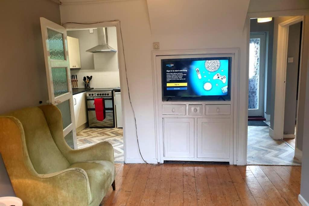 Self Contained 4 Bed House with Off Street Parking - Housity