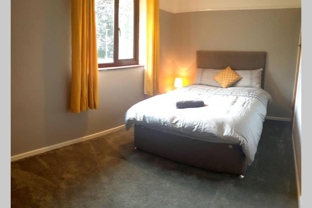 Self Contained 4 Bed House with Off Street Parking - Housity
