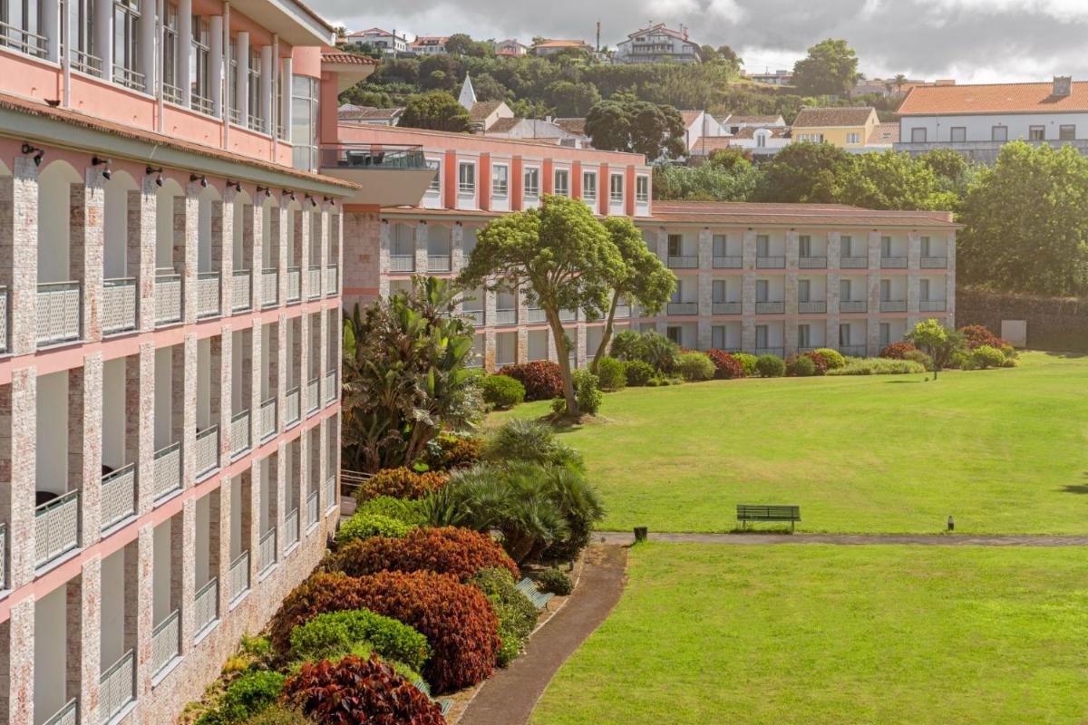 Um jardim no exterior de Terceira Mar Hotel